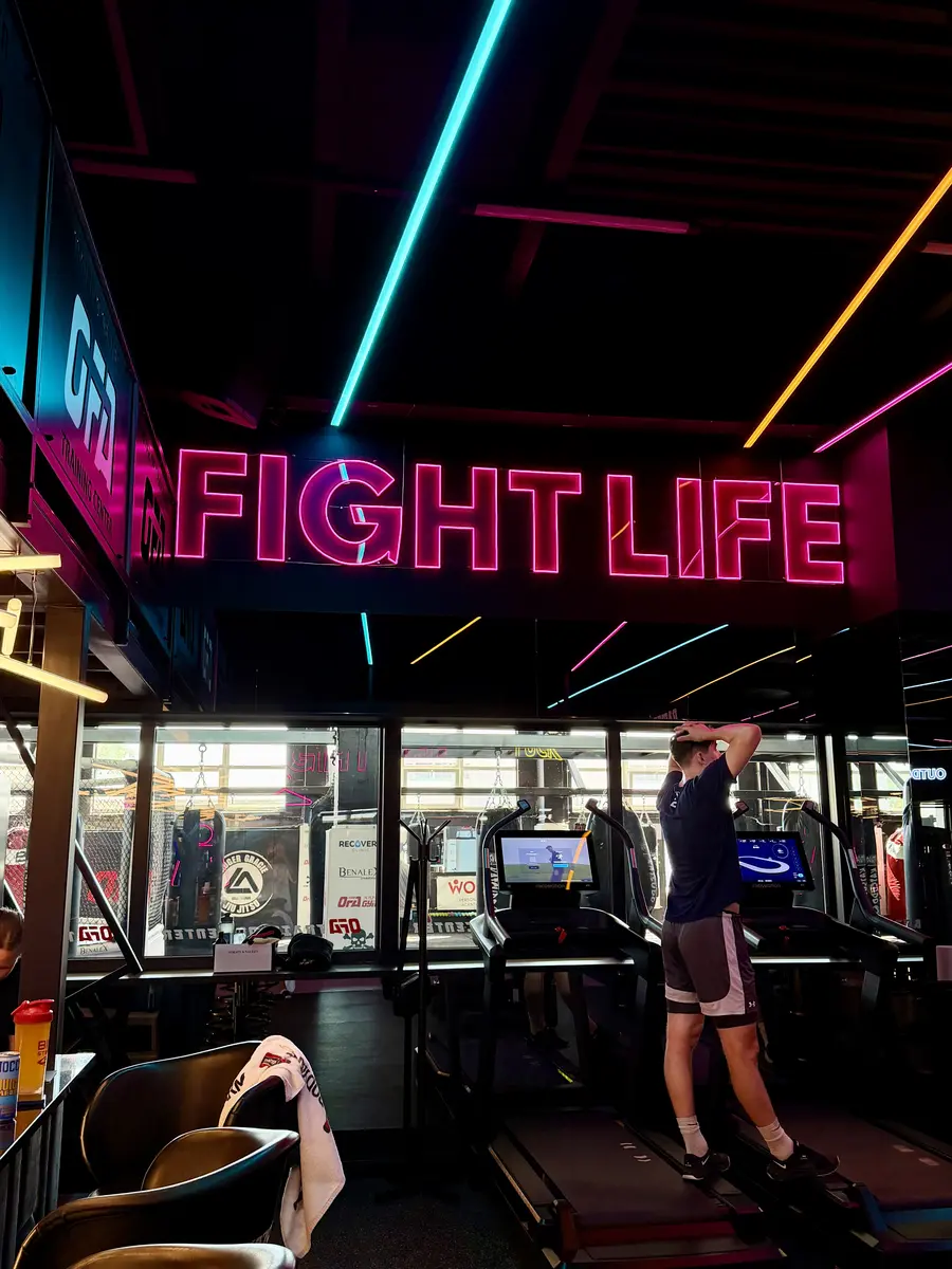 Neonový nápis Fight Life ve fitness centru OFA Gym — realizace Neonworld