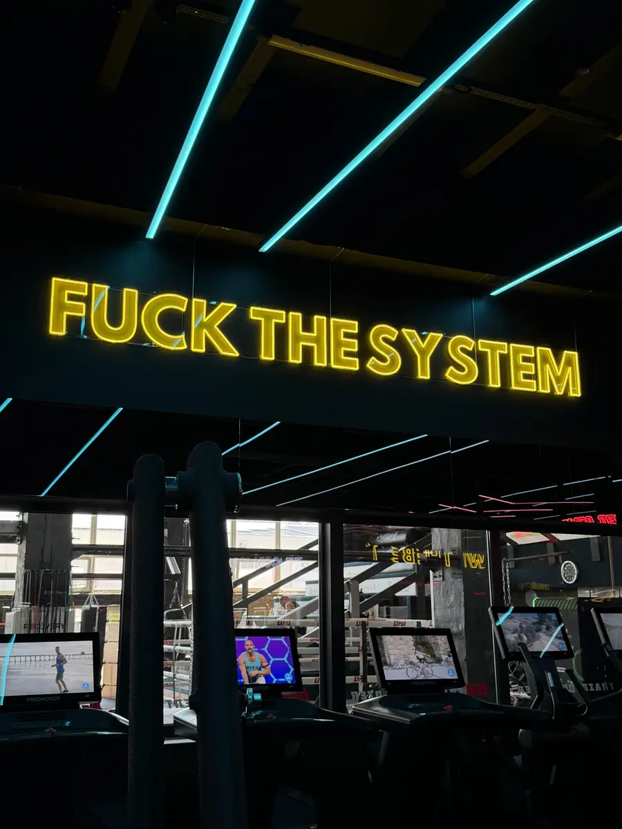 Žlutý neonový nápis ve fitness centru OFA Gym — realizace Neonworld