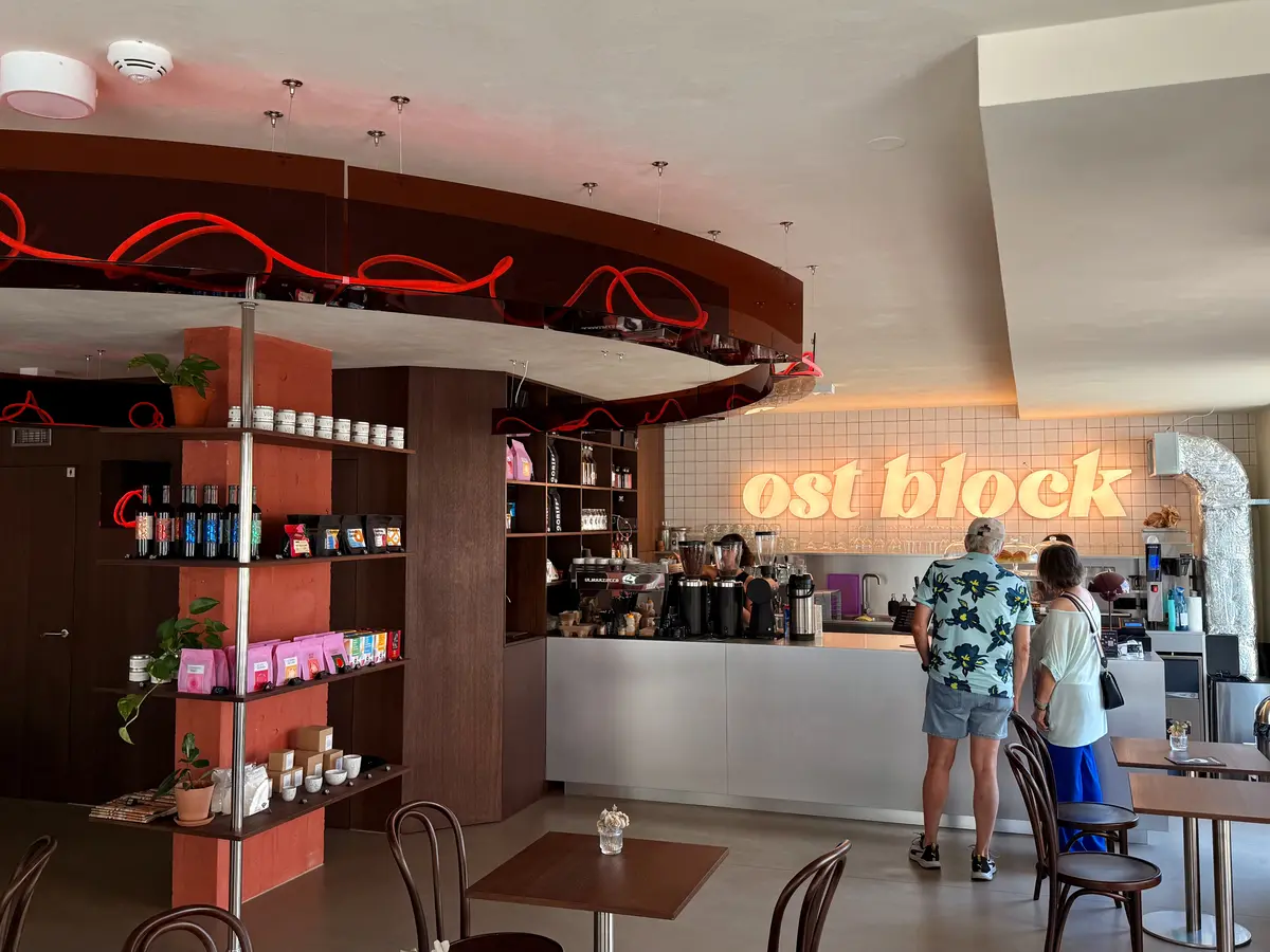 Bar kavárny Ost Block s podsvíceným nápisem — realizace Neonworld