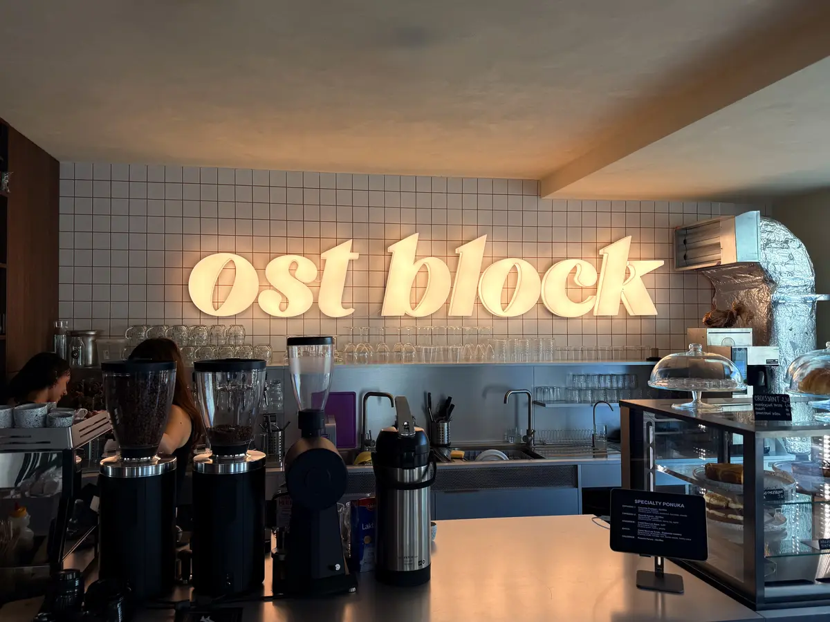 Podsvícený 3D nápis ost block nad barem kavárny — realizace Neonworld