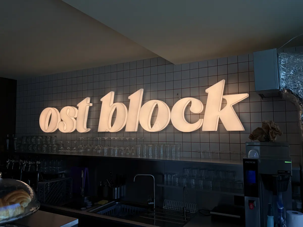 Svítící nápis ost block ve večerním interiéru — realizace Neonworld