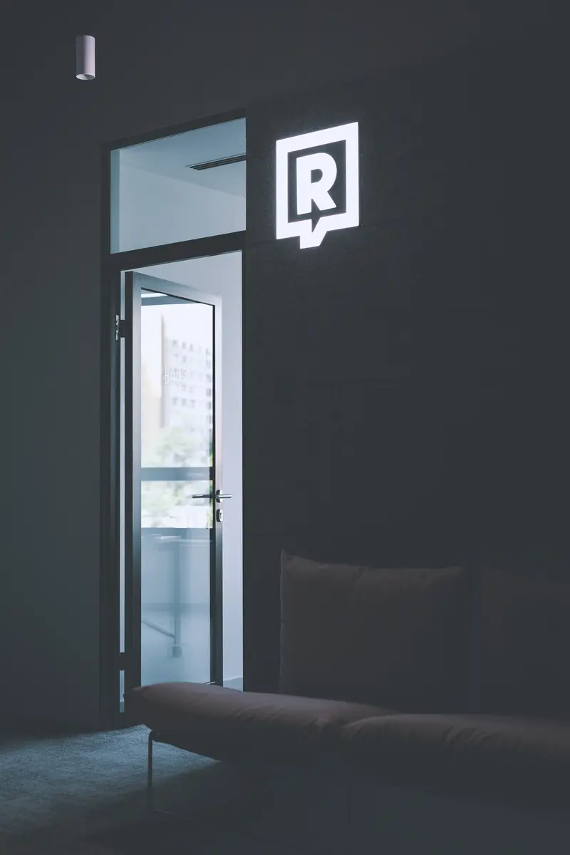 Podsvícené logo Refresher u vstupu do místnosti — realizace Neonworld