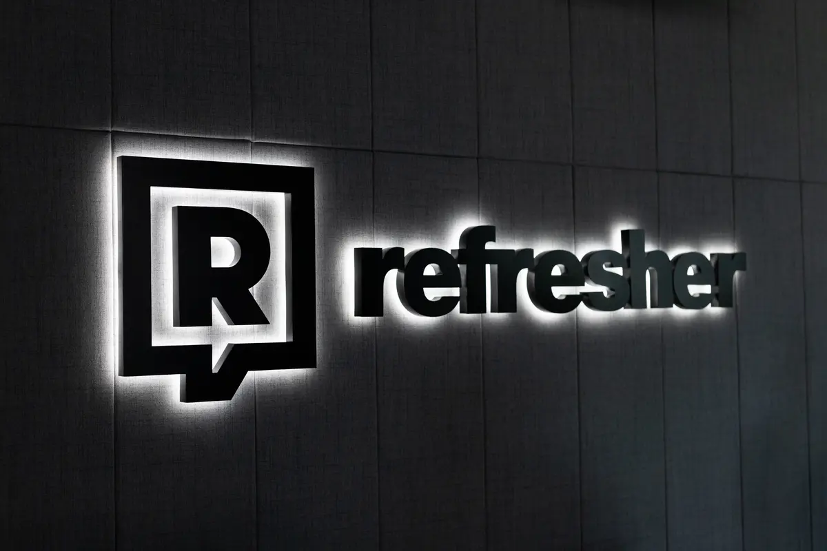 Podsvícené 3D logo Refresher na stěně redakce — realizace Neonworld
