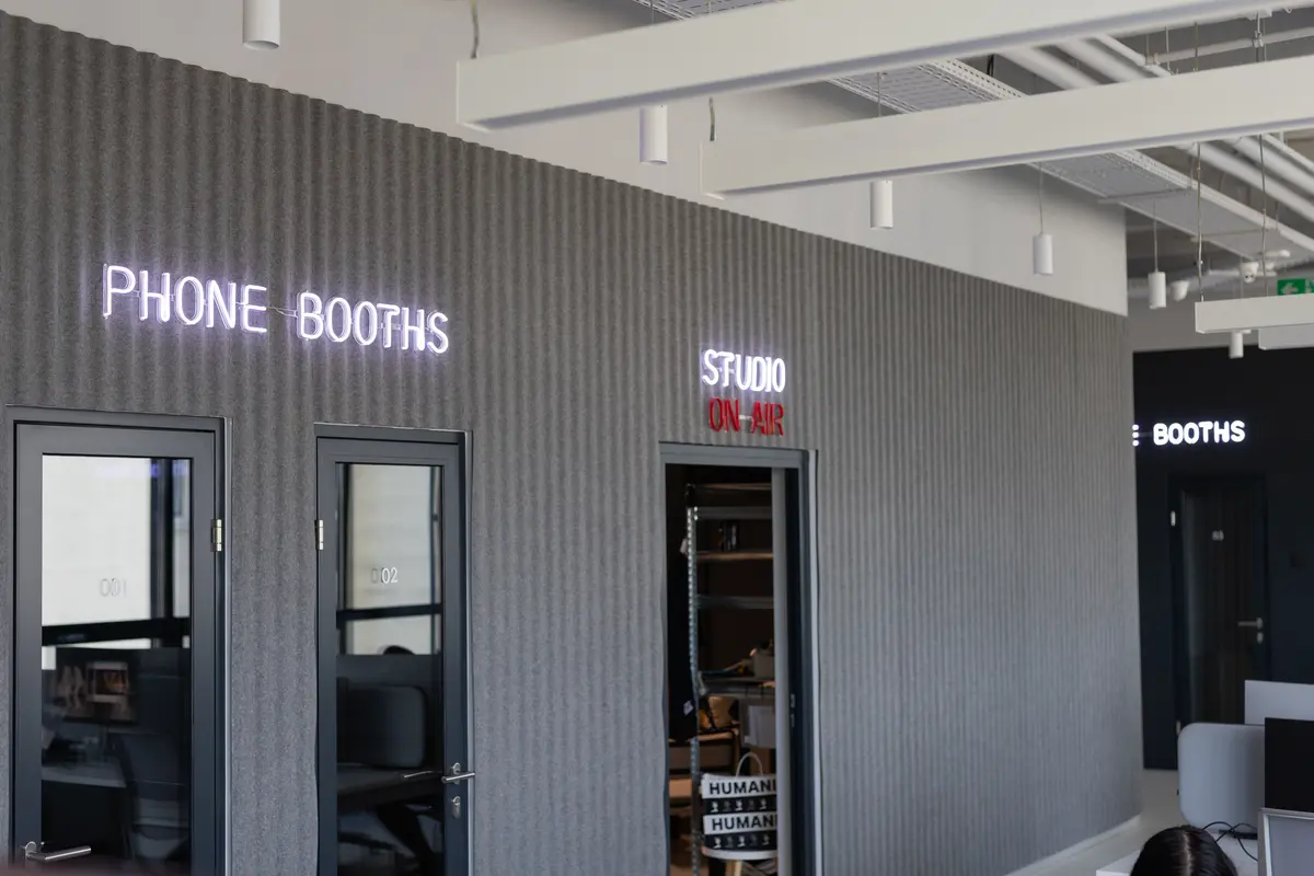 Světelné nápisy Phone Booths a Studio On Air v kancelářích Refresher — realizace Neonworld