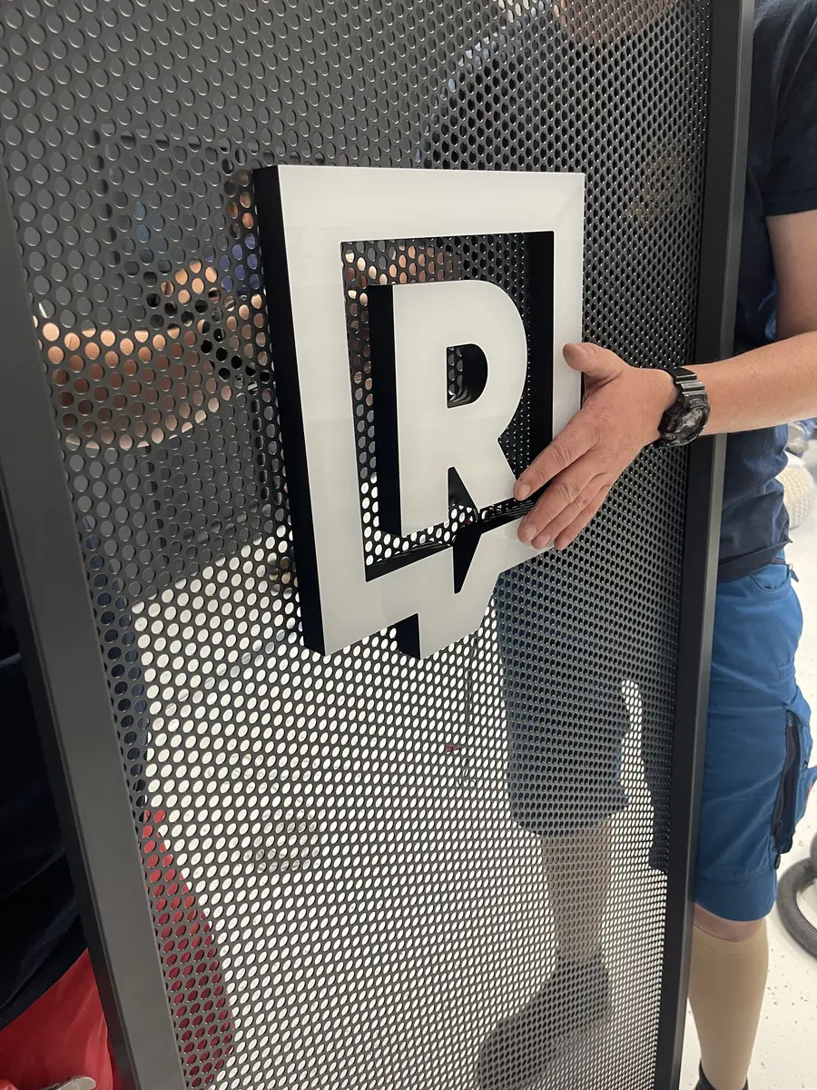 Výroba loga Refresher na perforovaném panelu — realizace Neonworld