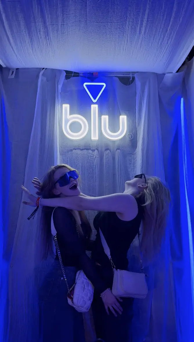 Neon blu — eventová fotostěna — realizace Neonworld
