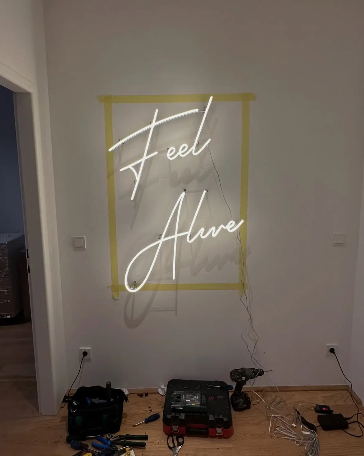 Neon Feel Alive — realizace Neonworld