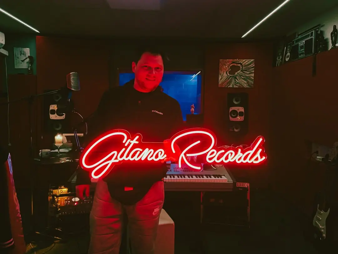 Červený neonový nápis Gitano Records — realizace Neonworld
