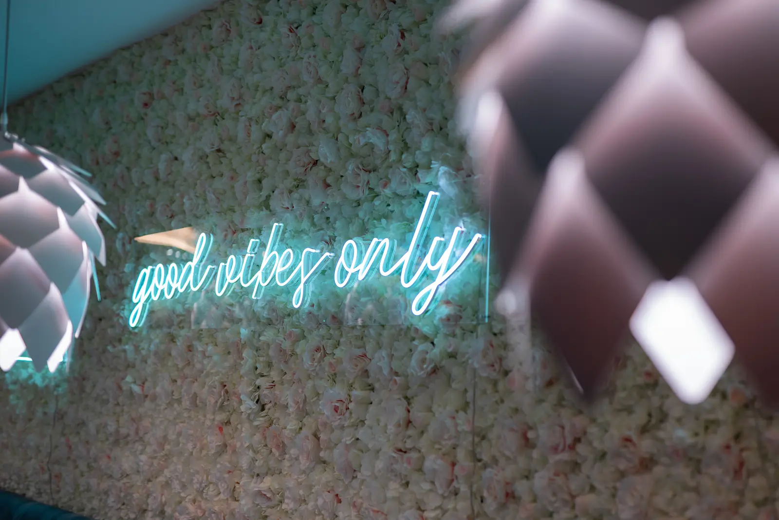 Neon Good Vibes Only — realizace Neonworld