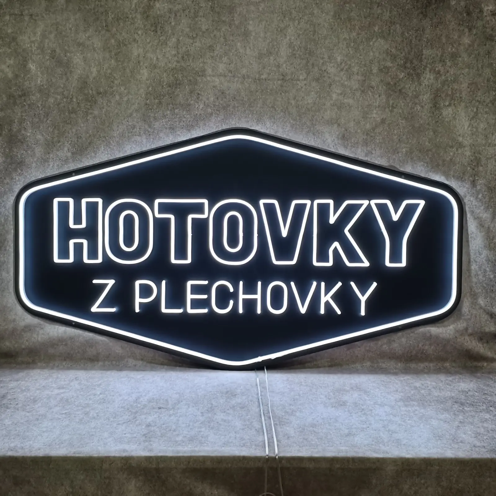 Neon Hotovky z plechovky — realizace Neonworld