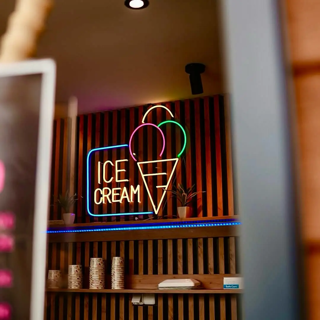 Neonový nápis Ice Cream se zmrzlinovým kornoutem — realizace Neonworld