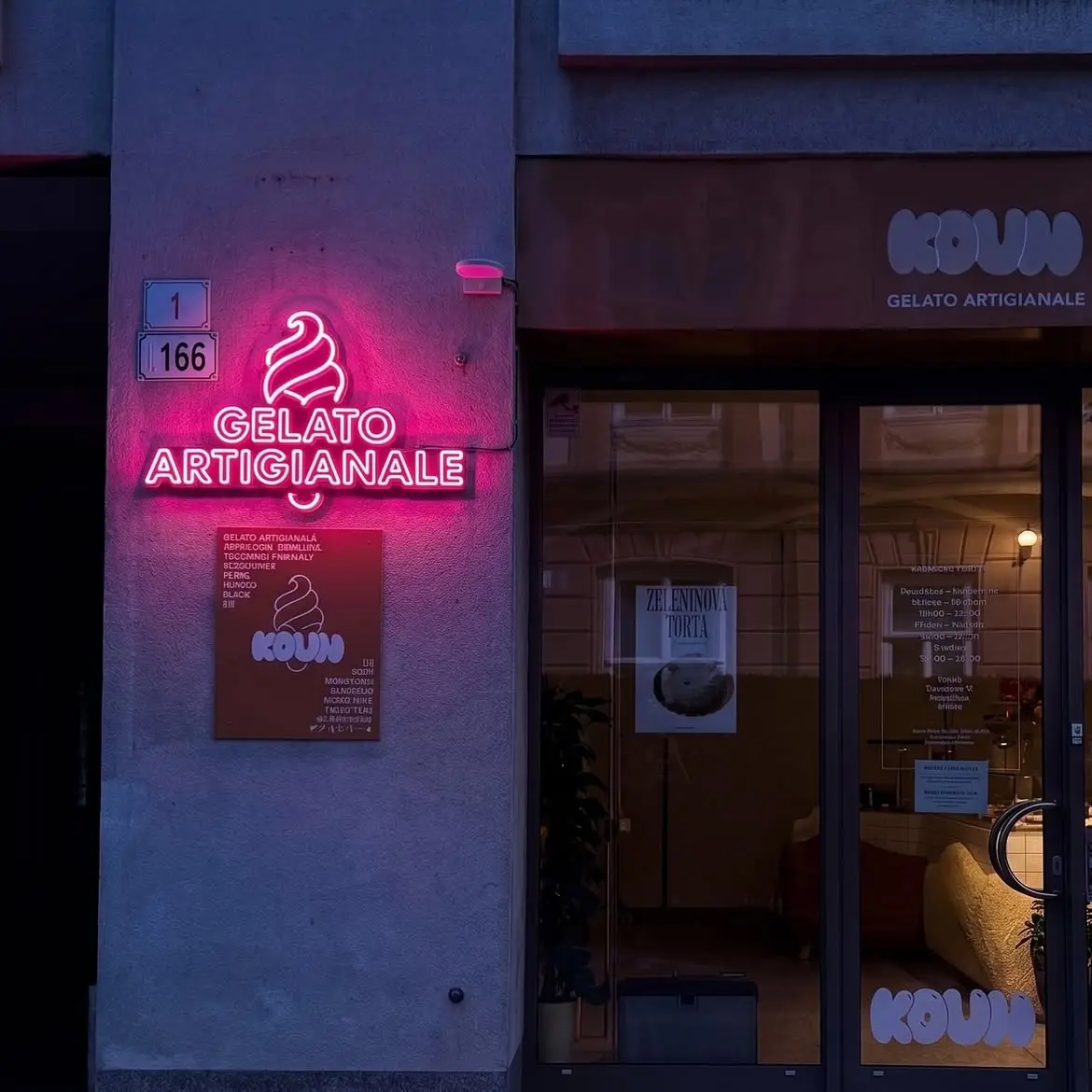 Růžový neonový nápis Koun Gelato Artigianale na fasádě — realizace Neonworld
