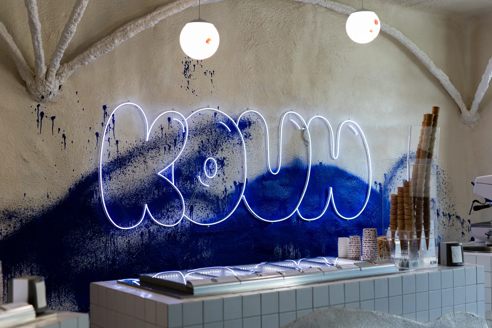 Neon Koun — realizace Neonworld