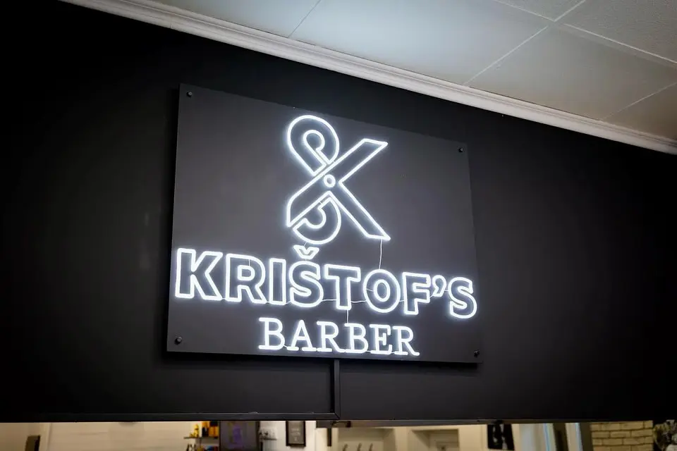 Neonové logo Kristof's Barber v holičství — realizace Neonworld