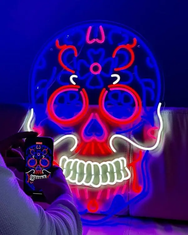Barevná LED neonová lebka — realizace Neonworld
