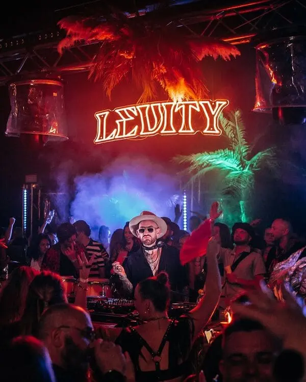 Neonový nápis Levity v klubu — realizace Neonworld