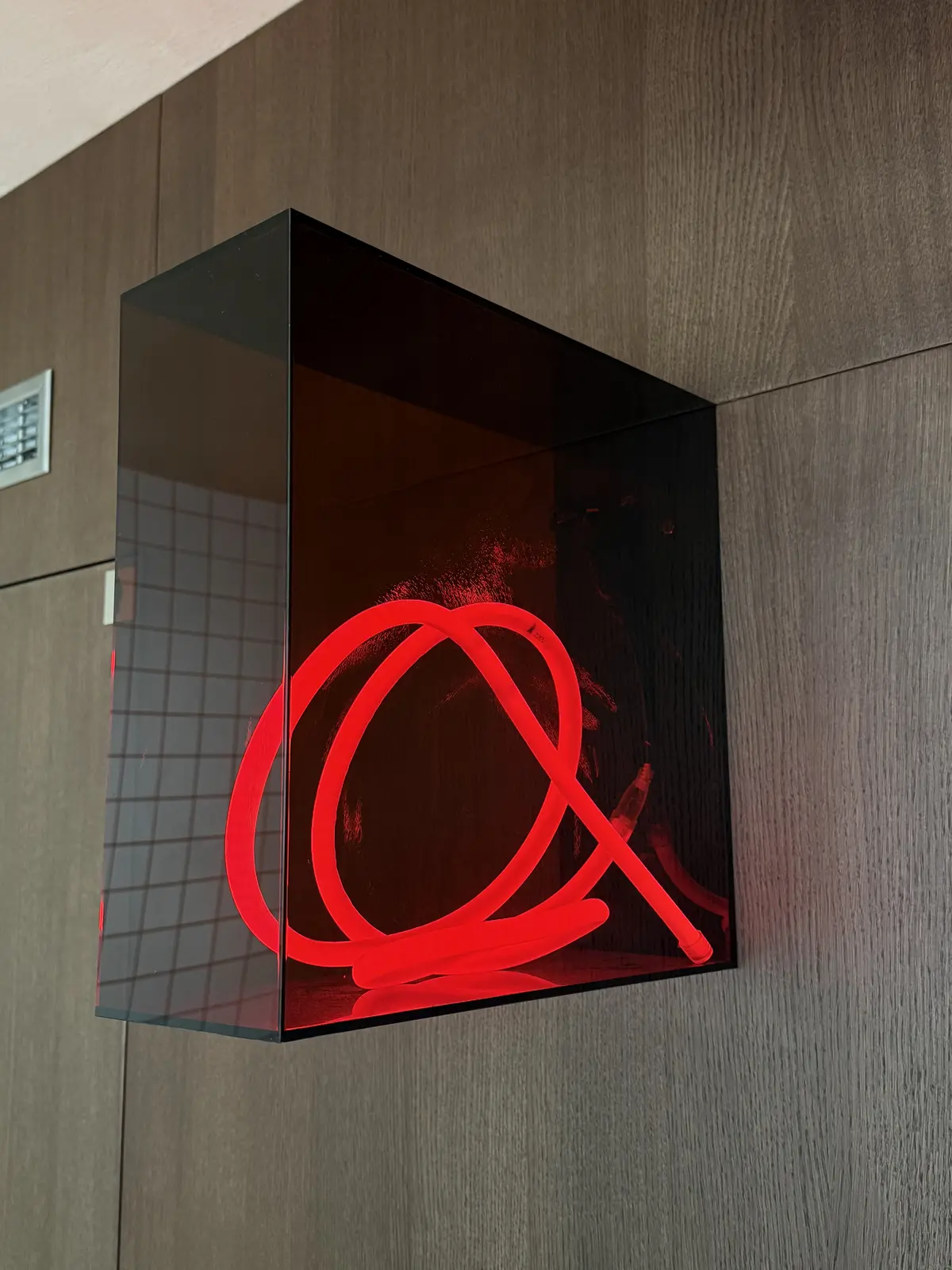 Neonové logo v boxu — realizace Neonworld