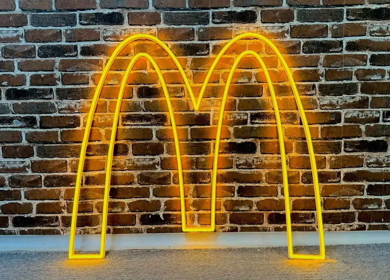 Neonové logo McDonald’s — realizace Neonworld