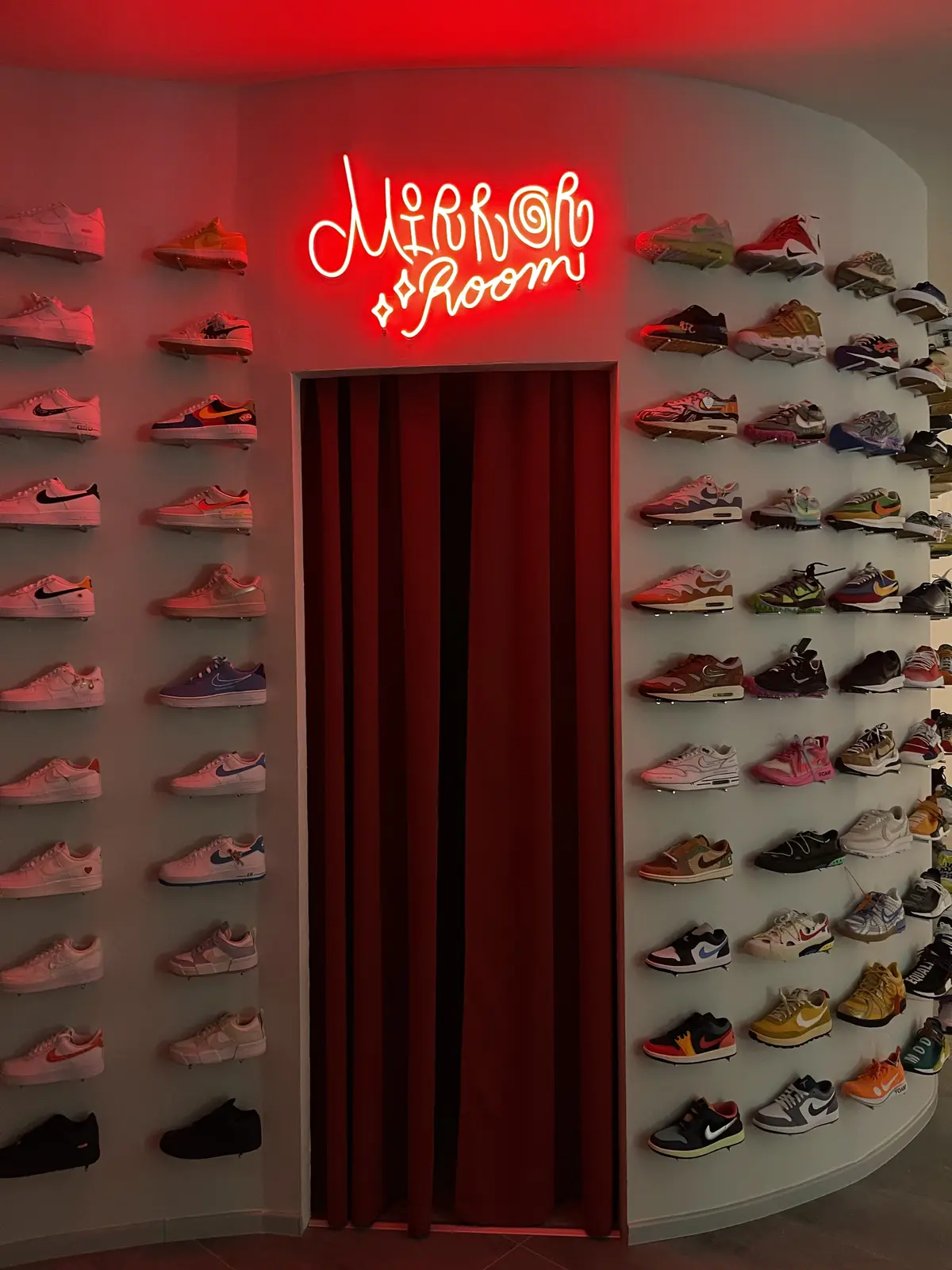 Neon Mirror Room — realizace Neonworld