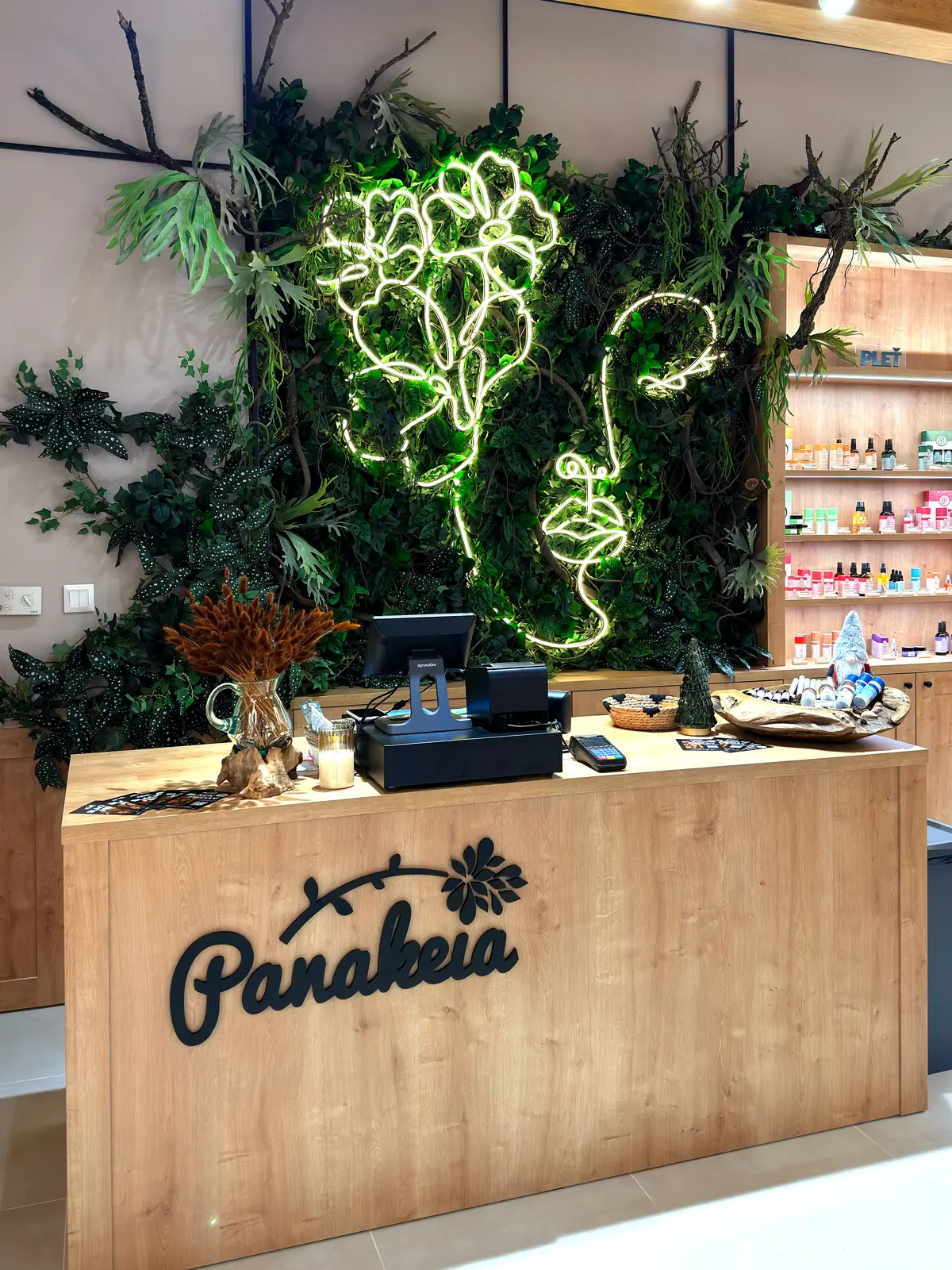 Neonová tvář Panakeia — realizace Neonworld