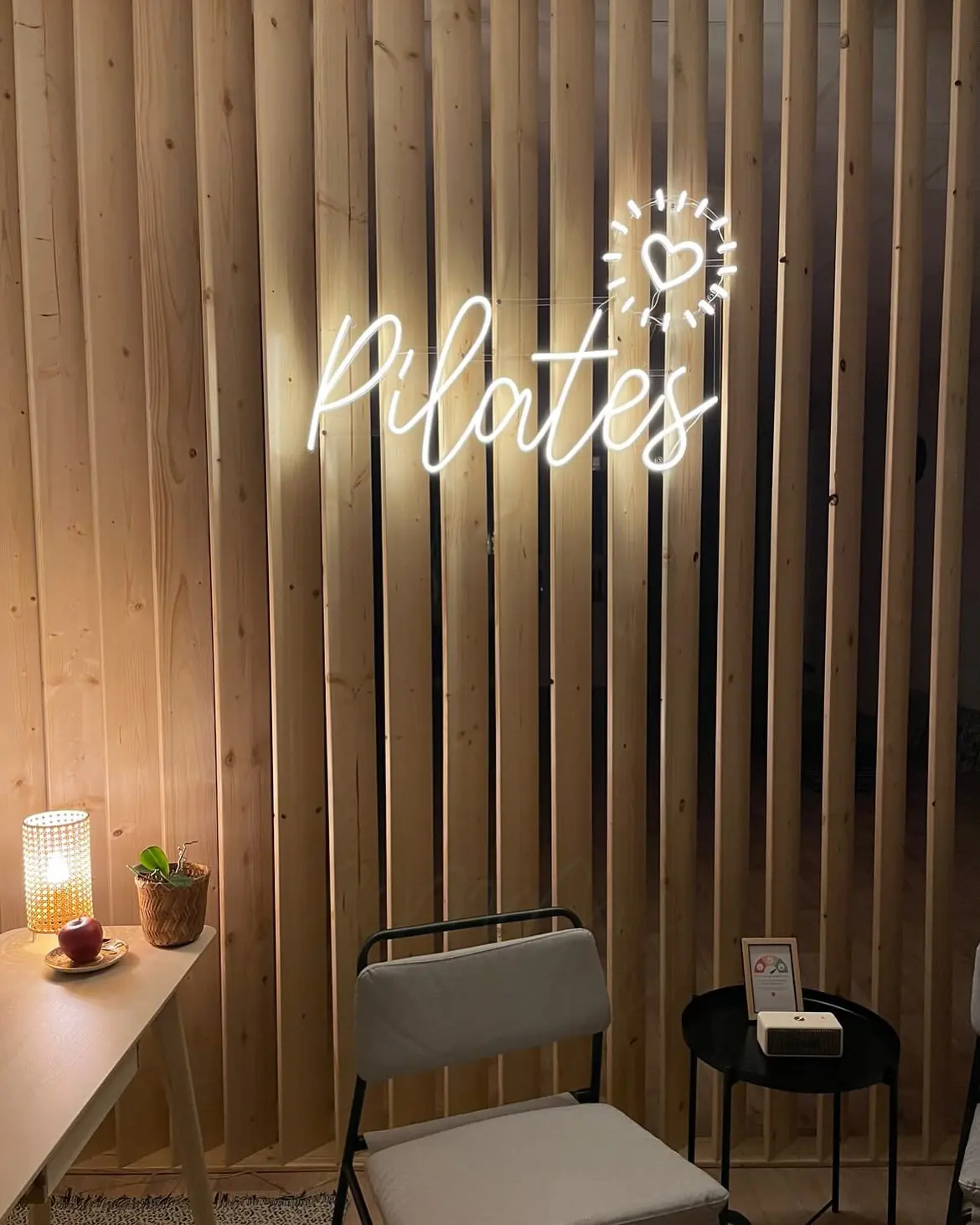 Neonový nápis Pilates se srdíčkem — realizace Neonworld