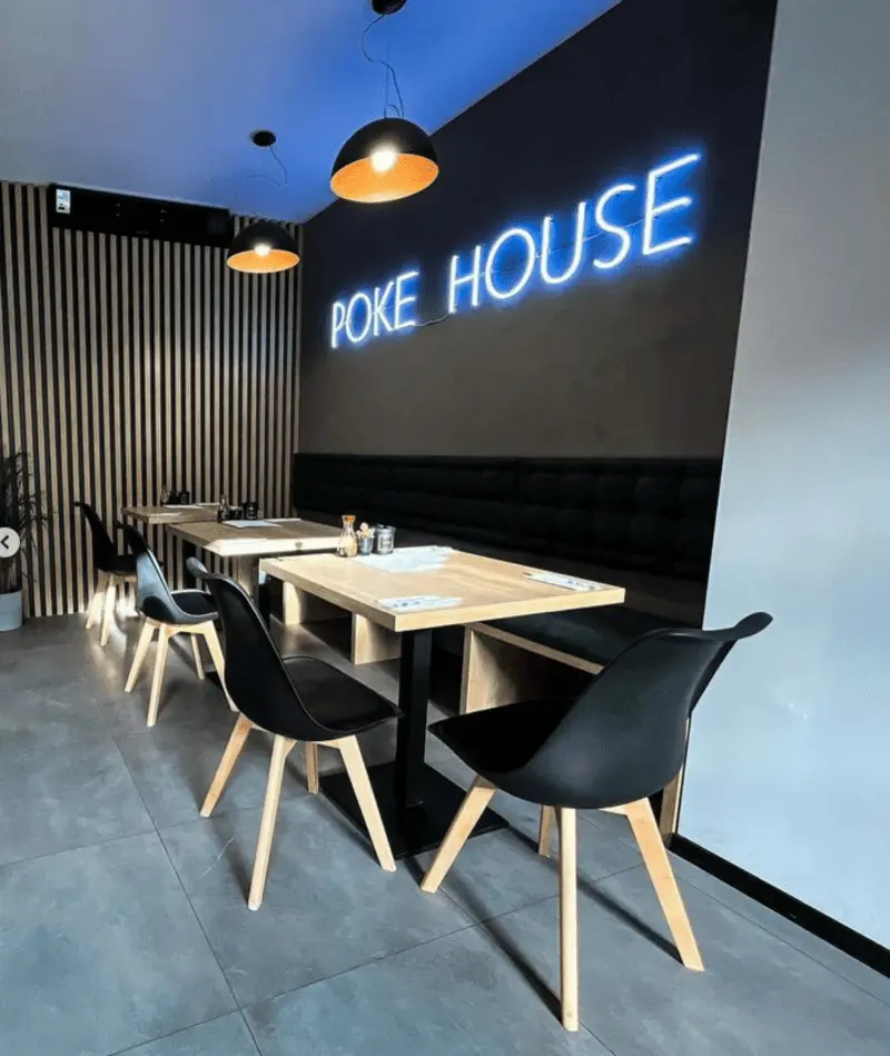 Modrý neonový nápis Poke House v restauraci — realizace Neonworld