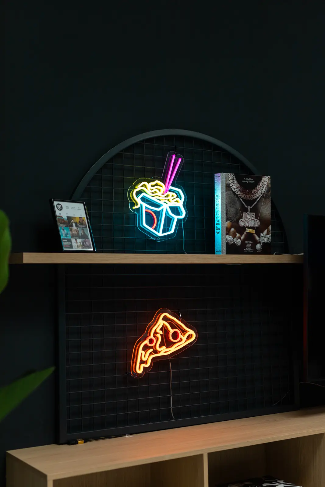 Neonové dekorace v Refresheru — realizace Neonworld