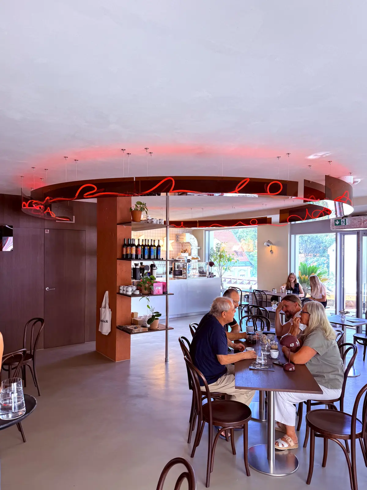Červený neon v restauraci Ostblock — realizace Neonworld