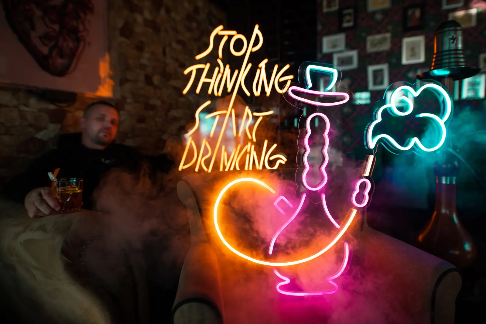 Neon Stop Thinking Start Drinking — realizace Neonworld
