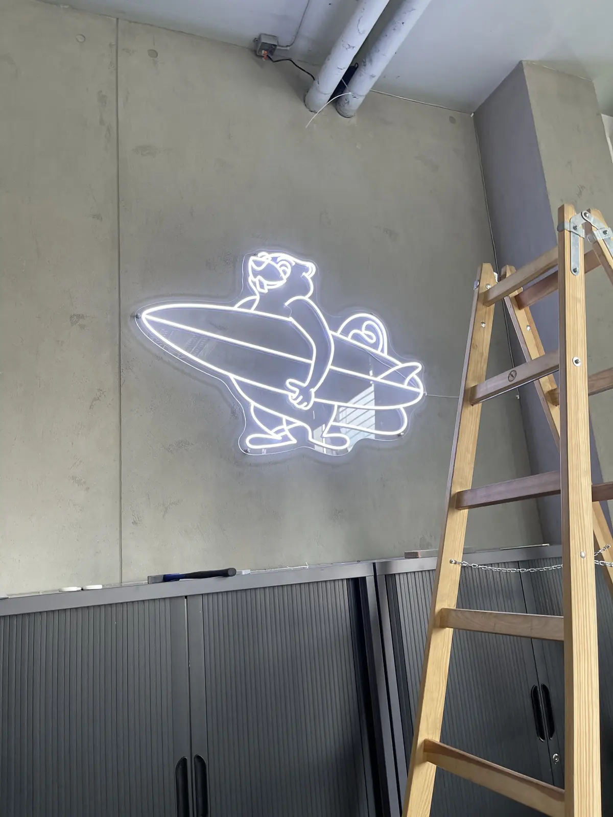 Neonový surfer — montáž — realizace Neonworld