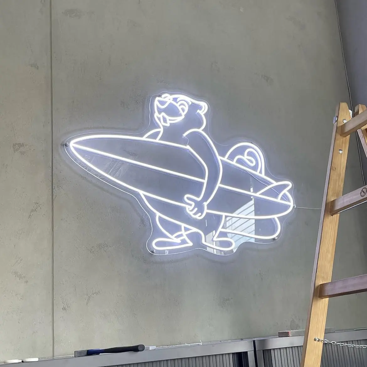 Neonový surfer — realizace Neonworld