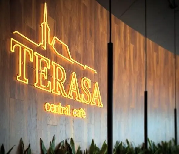 Neonový nápis Terasa Central Café — realizace Neonworld