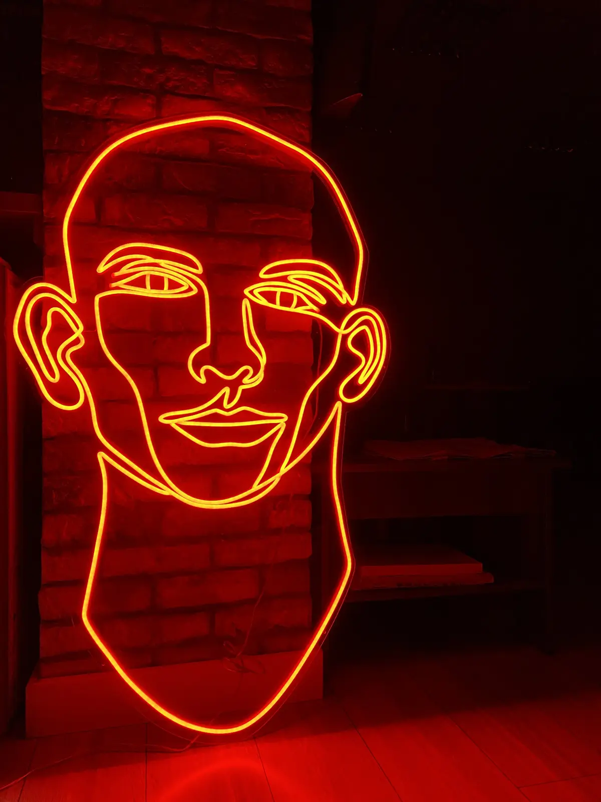 Neonová tvář — červená — realizace Neonworld