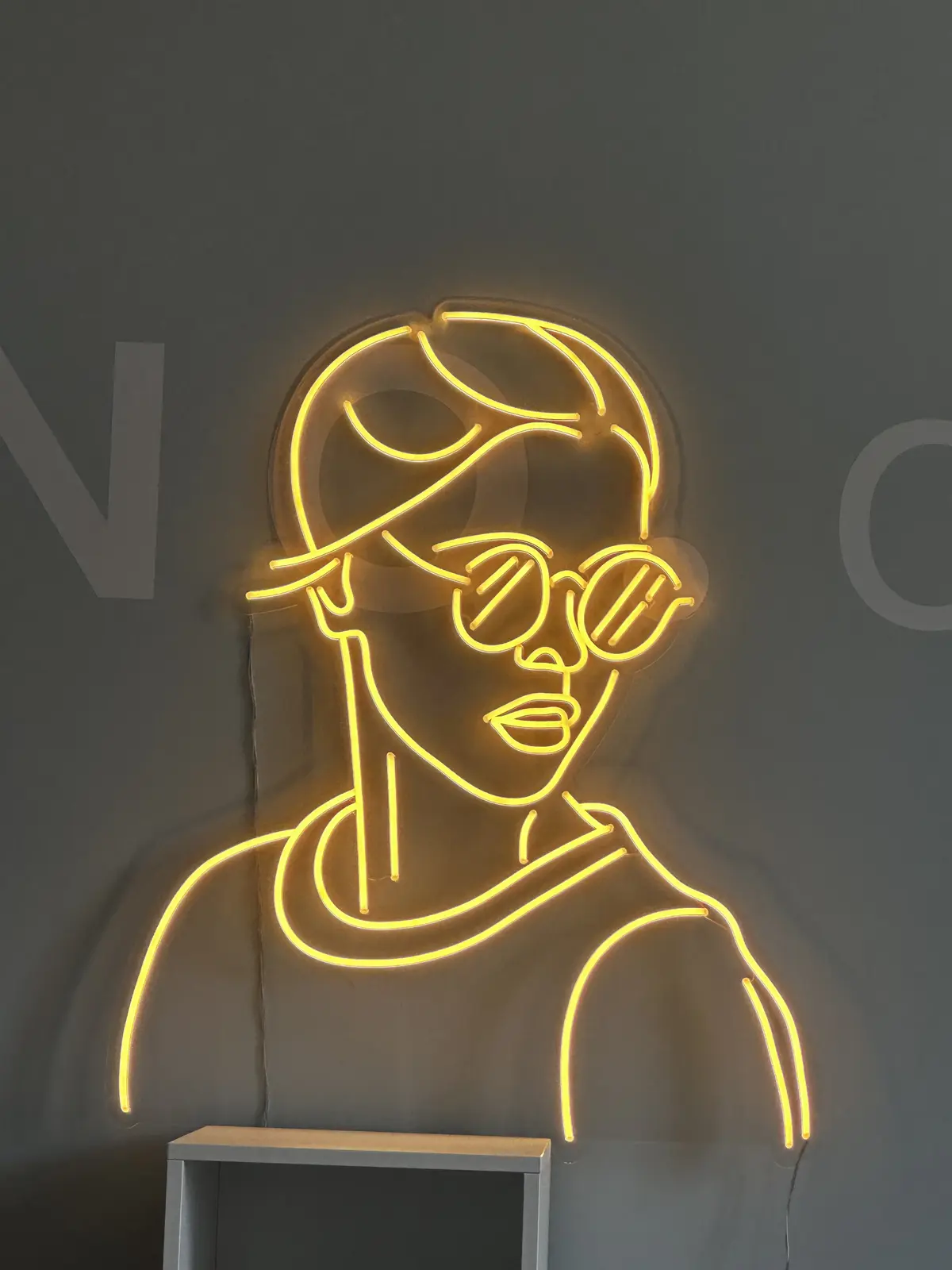 Neonová tvář — žlutá — realizace Neonworld