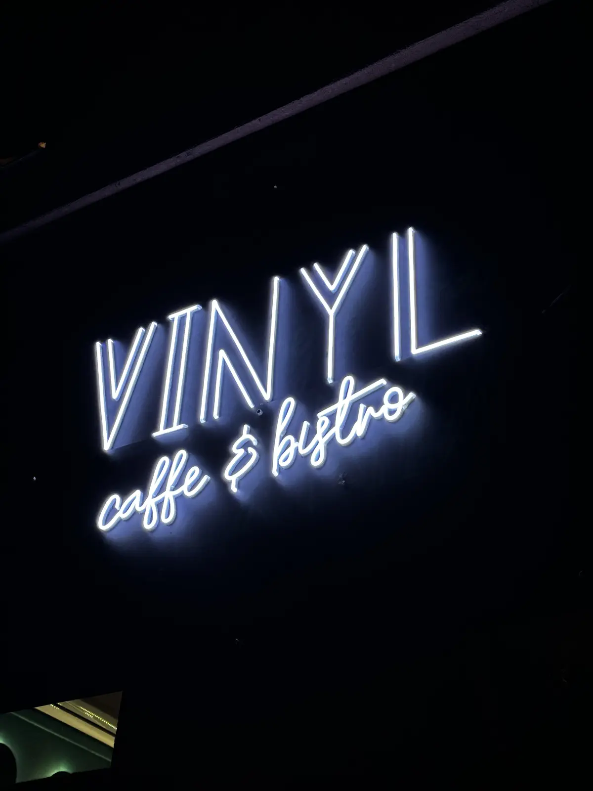 Neon Vinyl Caffe & Bistro — realizace Neonworld
