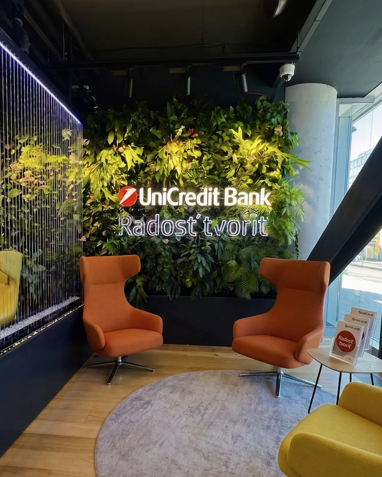 3D písmena UniCredit Bank — realizace Neonworld