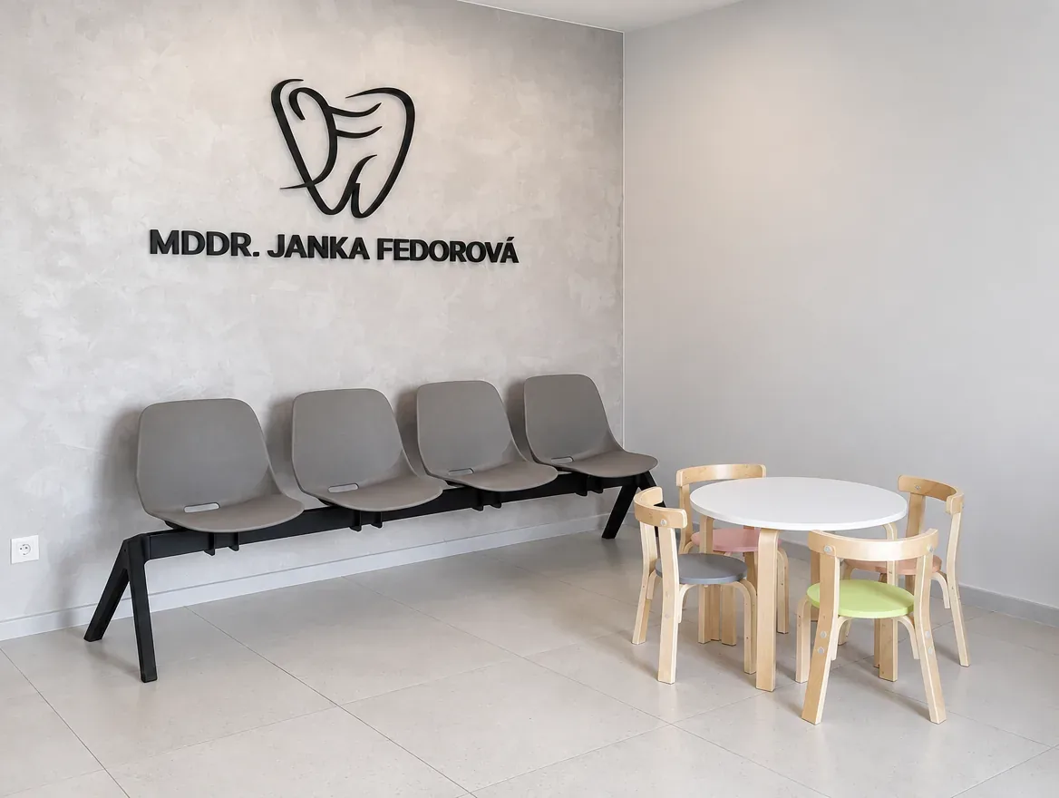 Černé 3D logo a nápis MDDr. Janka Fedorová na stěně čekárny zubní ordinace — realizace Neonworld