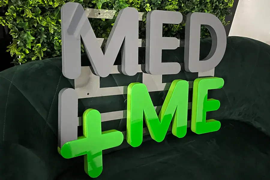 3D logo a nápis MED+ME — realizace Neonworld
