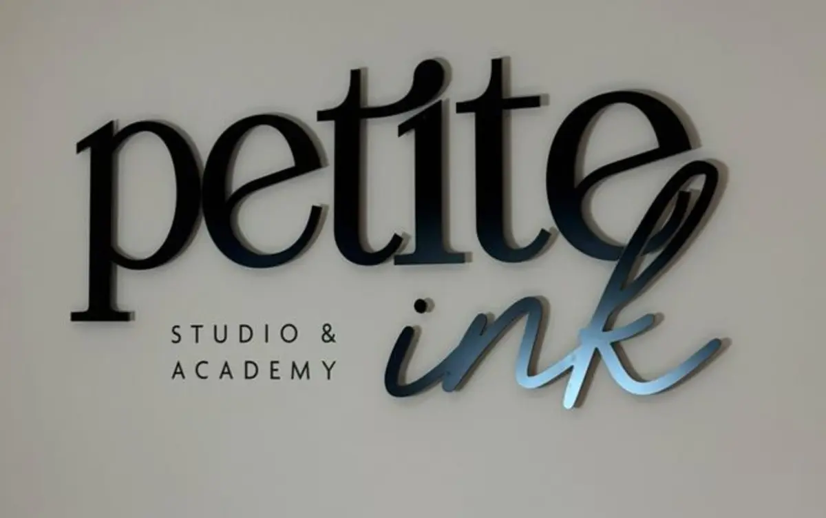 Matný černý 3D nápis Petite Ink Studio & Academy — realizace Neonworld