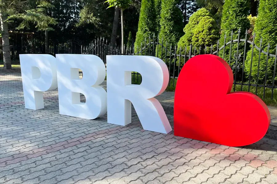 Velkoformátová bílá XXL písmena PBR se srdcem — realizace Neonworld