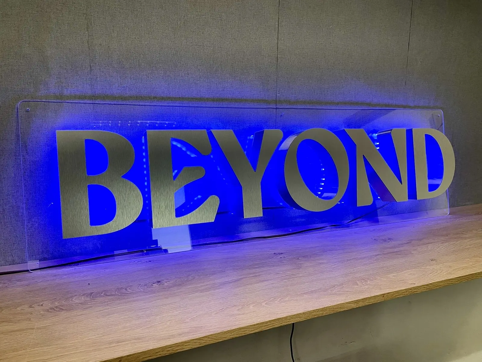 Podsvícená písmena Beyond — realizace Neonworld