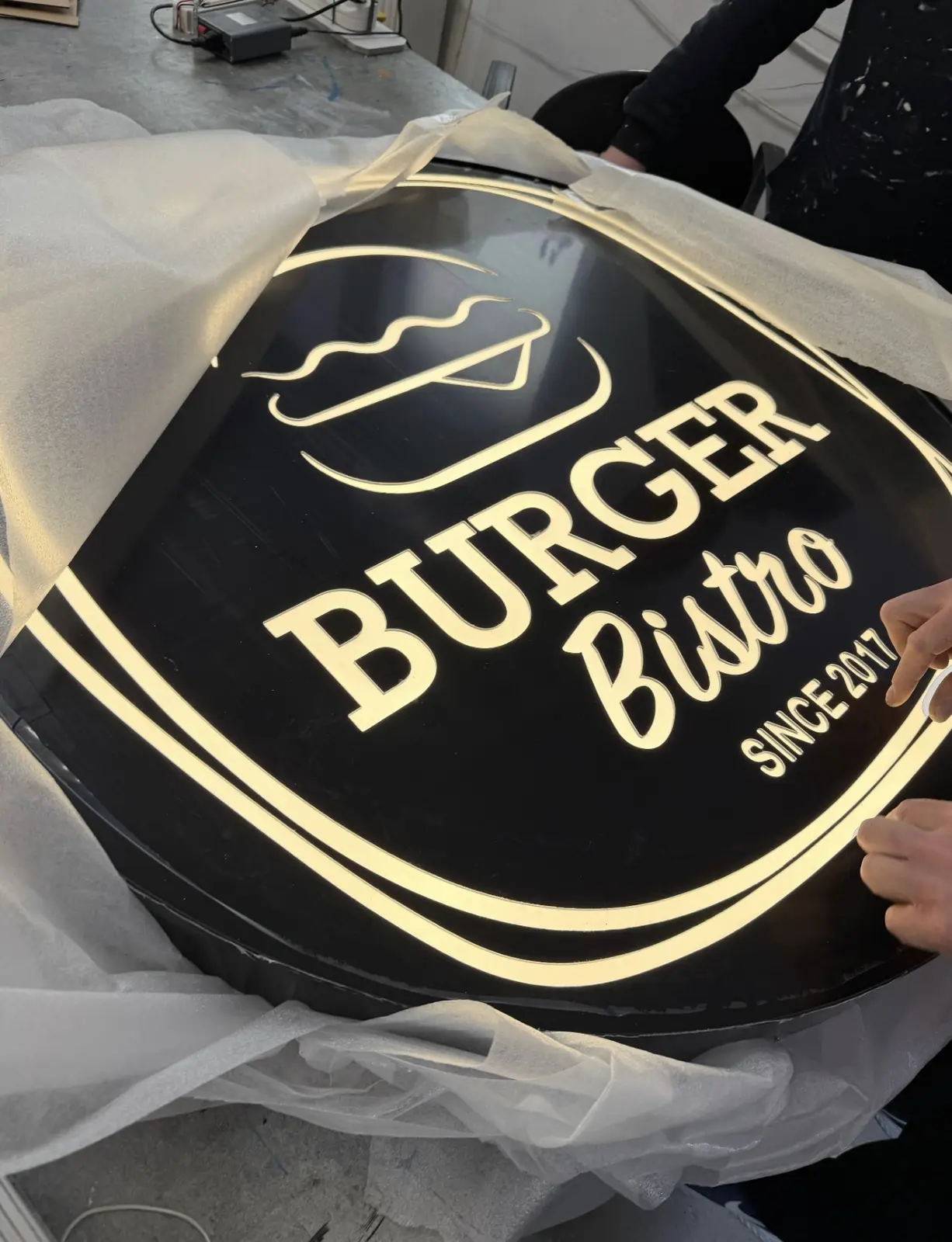 Světelný panel Burger Bistro — realizace Neonworld
