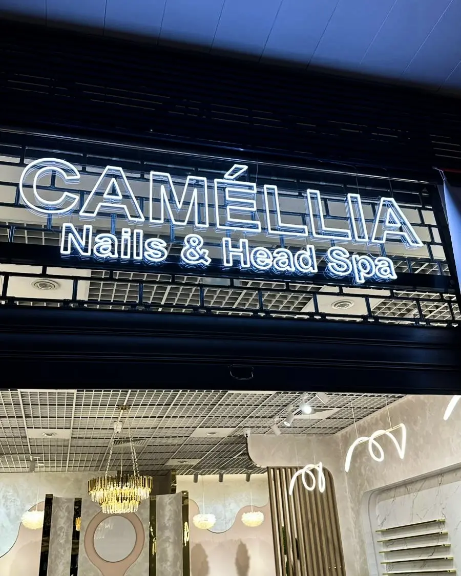 Světelná reklama Caméllia Nails & Head Spa — realizace Neonworld