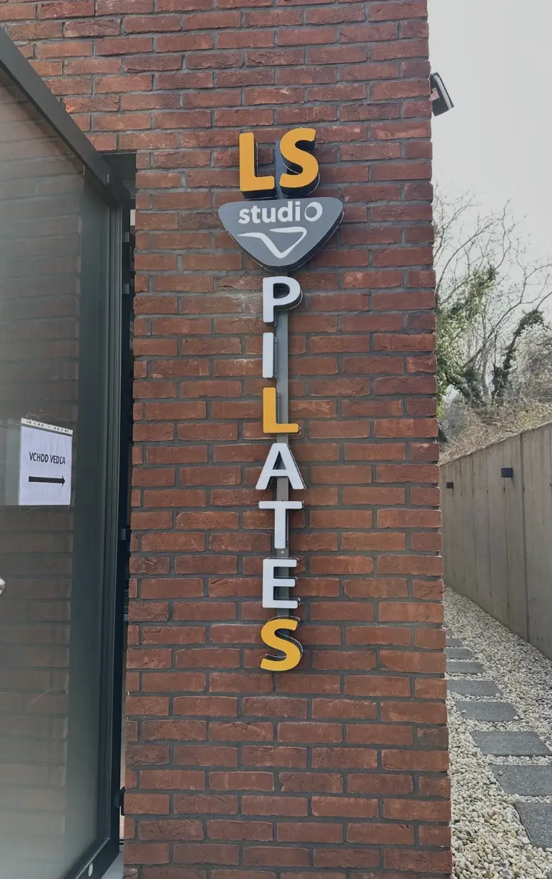 Světelná výstrč LS Studio Pilates — realizace Neonworld