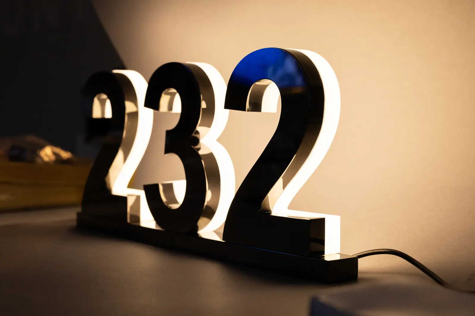 Podsvícená čísla 232 — realizace Neonworld