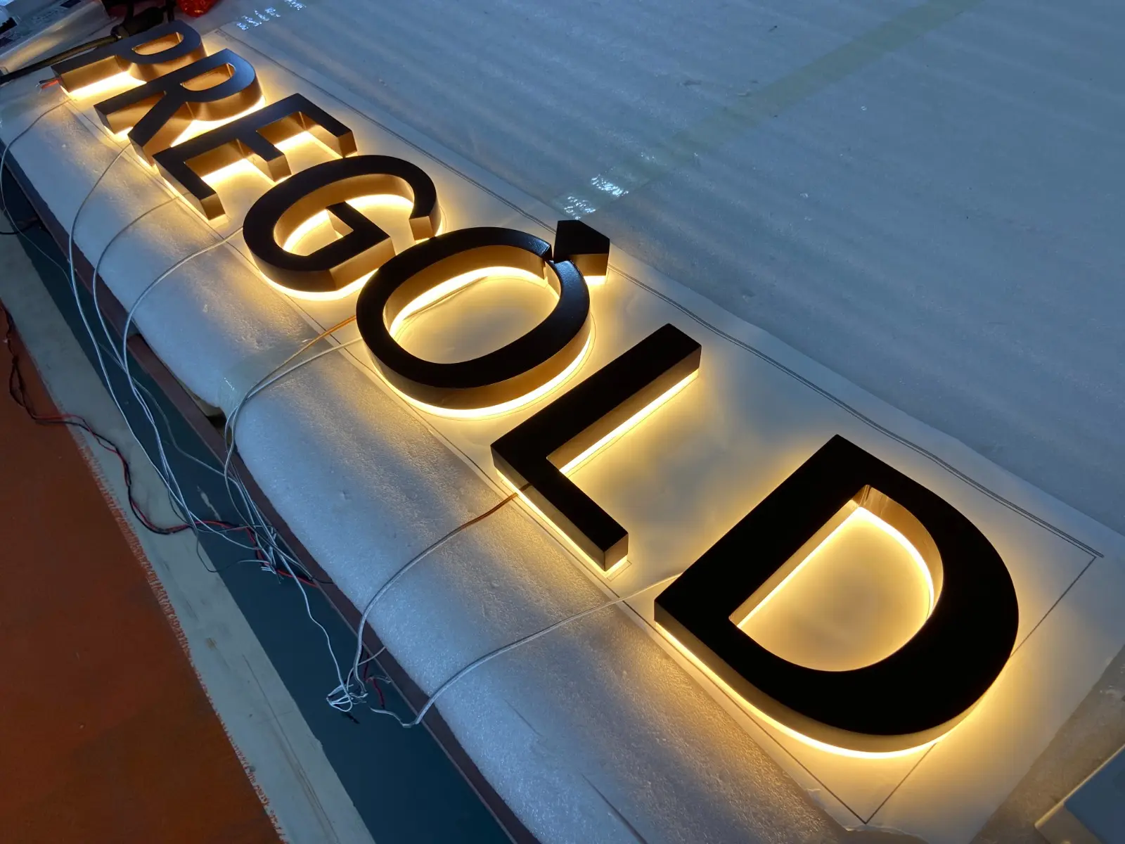 Podsvícená 3D písmena Pregold — realizace Neonworld