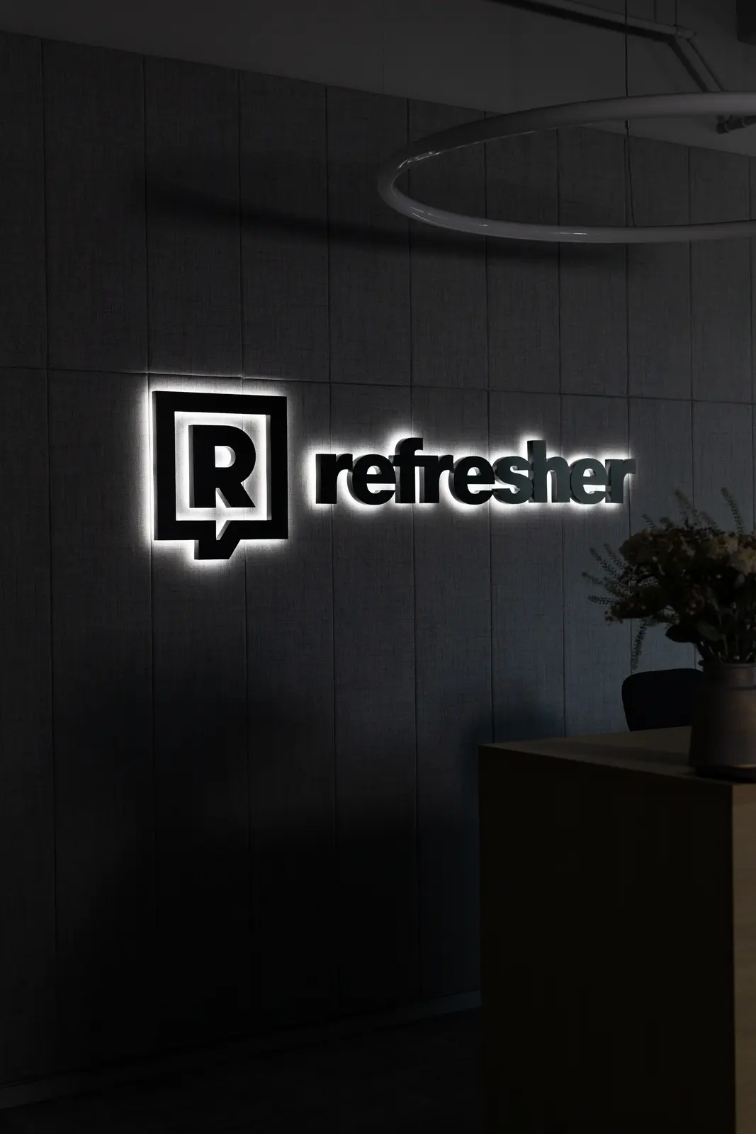 Refresher — logo na dveřích — realizace Neonworld