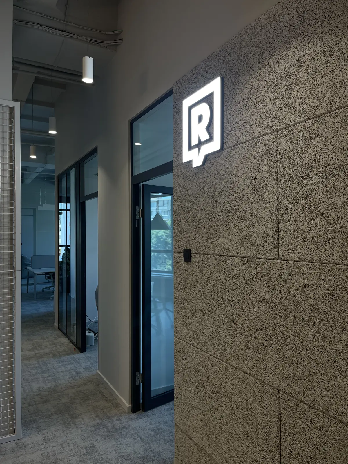 Světelné logo Refresher — interiér — realizace Neonworld
