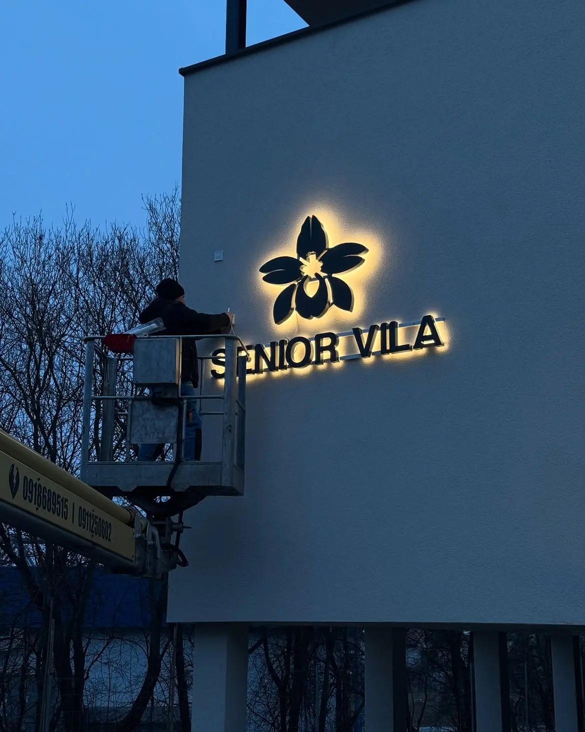 Světelná písmena Senior Vila — realizace Neonworld