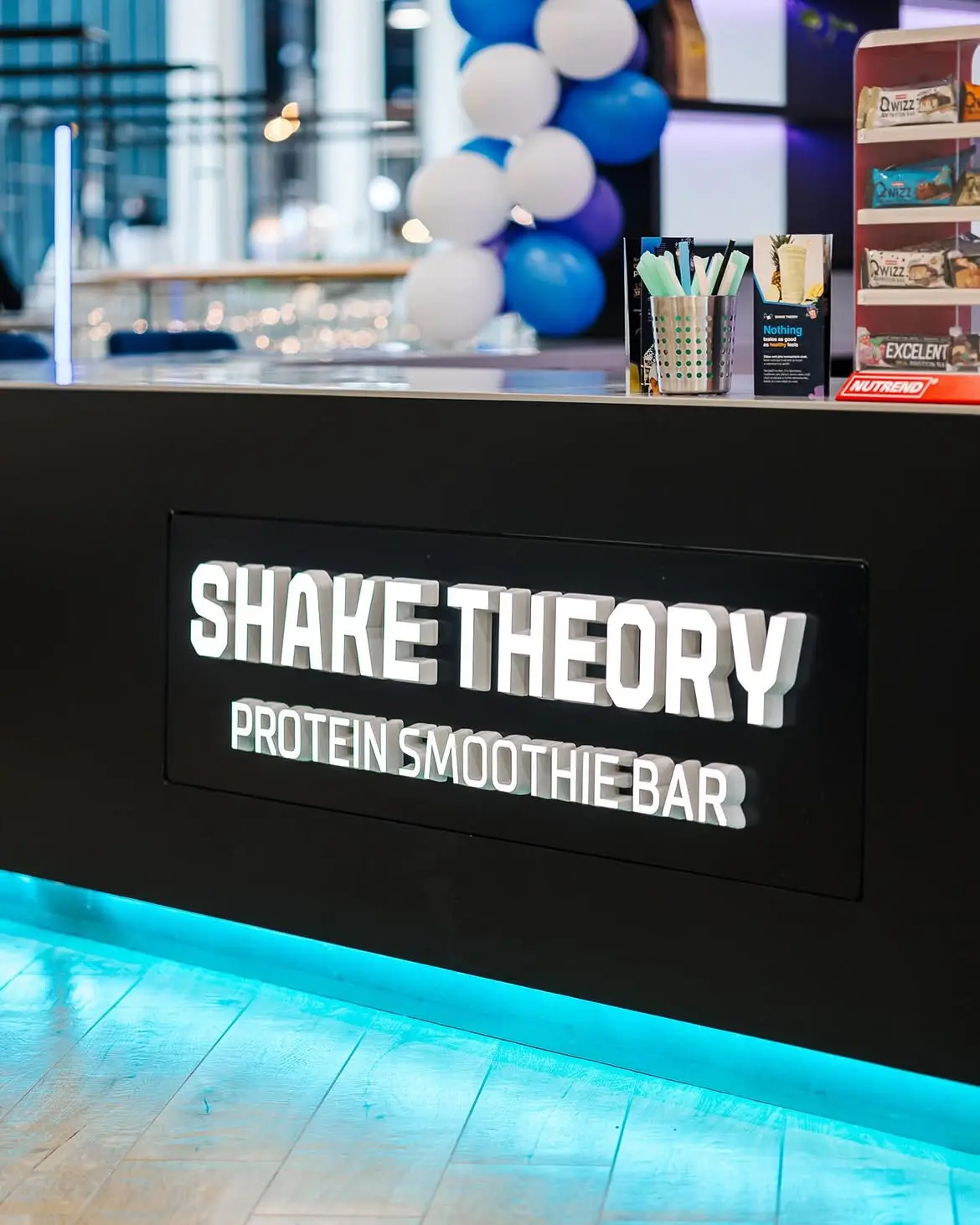 Světelná reklama Shake Theory — realizace Neonworld